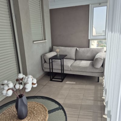 חלון אלומיניום עם תריסים סגורים