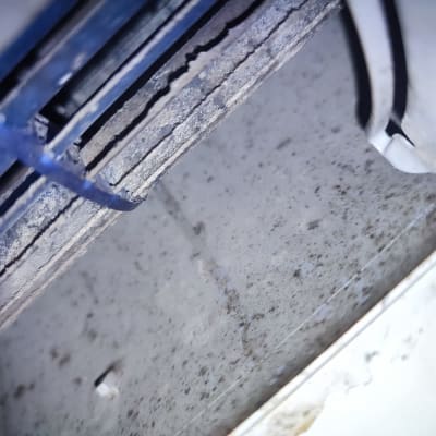 חלק פנימי של מזגן עם לכלוך ואבק