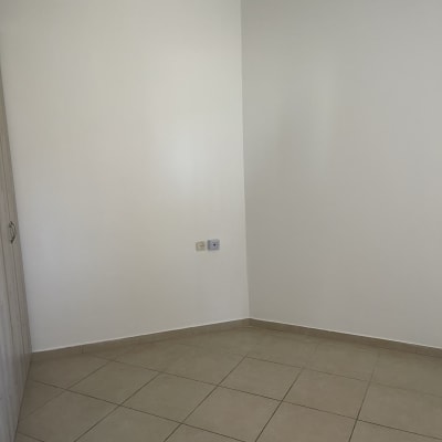 קיר לבן חלק ללא ציוד או כלים לצביעה