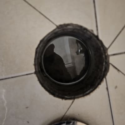 פתח ניקוז על רצפת אריחים