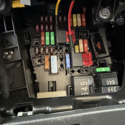 תיבת נתיכים ברכב עם חוטים וצבעים שונים