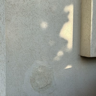 קיר עם סימני איטום ותיקון