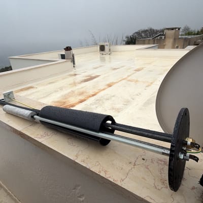 חלק ממערכת סולארית על גג מבנה