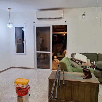 שני דליי צבע על רצפה בחדר ריק