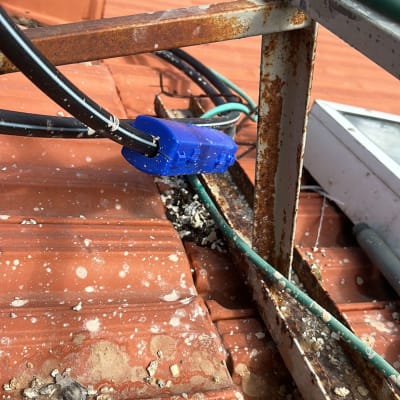 חיבורים וכבלים על גג רעפים עם חלודה