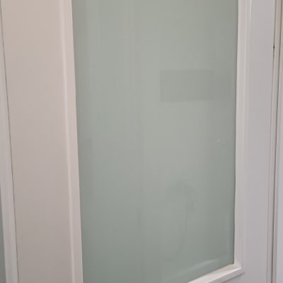 זכוכית חלבית במסגרת דלת לבנה