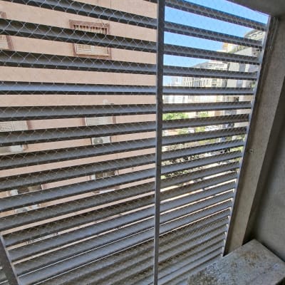 רשת למניעת כניסת יונים במרפסת
