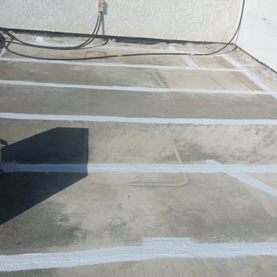 גג עם איטום לבן ומזגן