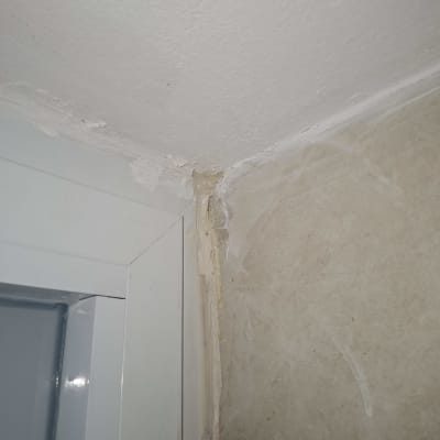 פינת קיר עם מסגרת אלומיניום ודלת