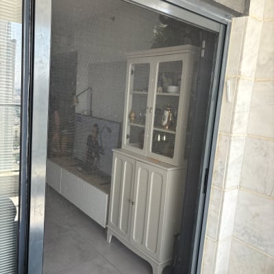 מסגרת אלומיניום של דלת זכוכית עם רשת