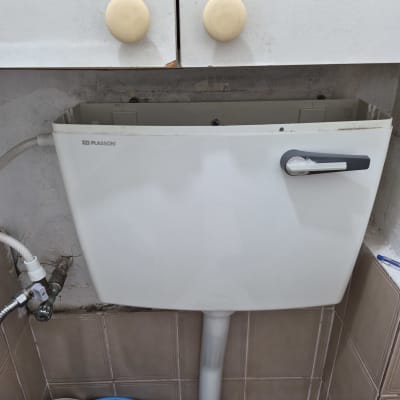 ניאגרה עם צינורות וחיבורים בחדר אמבטיה