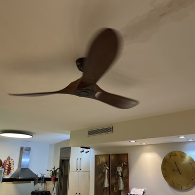 מאוורר תקרה חום מותקן בתקרה לבנה