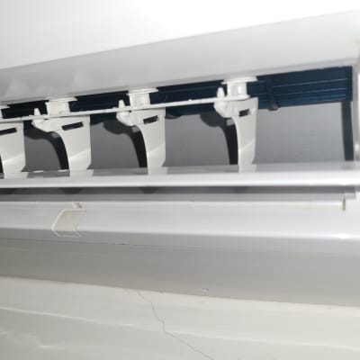 תריסי מזגן פתוחים עם חלקים פנימיים גלויים