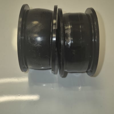 חלק פלסטיק שחור, כנראה רכיב טכני