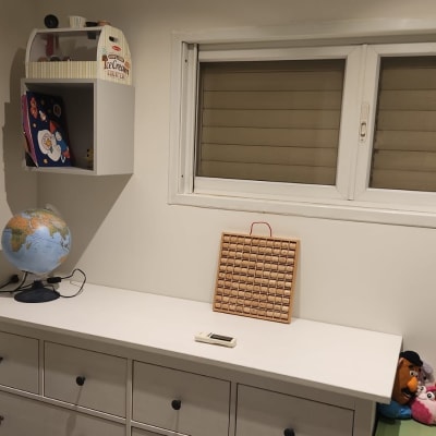 חדר ילדים עם מדף, גלובוס וצעצועים