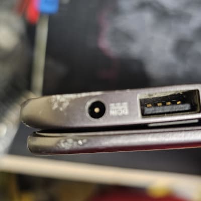 חיבורי USB ושקע טעינה במחשב נייד