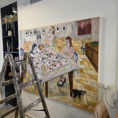 סולם ליד ציור על קיר בחדר פנימי