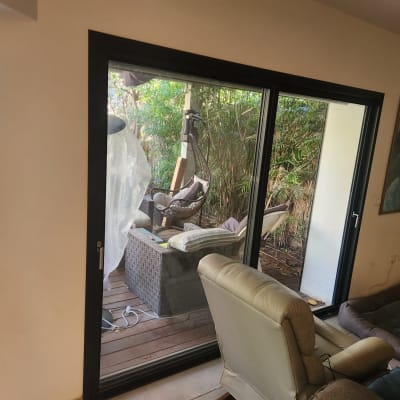 דלתות אלומיניום עם נוף לגינה