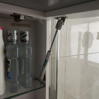 ציר מתכת בארון עם בוכנה הידראולית