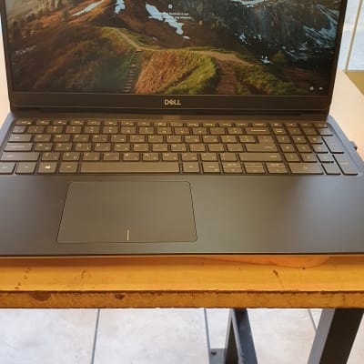 מחשב נייד דל עם מסך פתוח על שולחן