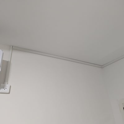 שקע חשמל ומזגן מותקן על קיר