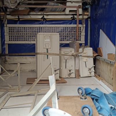 ציוד הובלה בתוך משאית עם גלגלים ורצועות