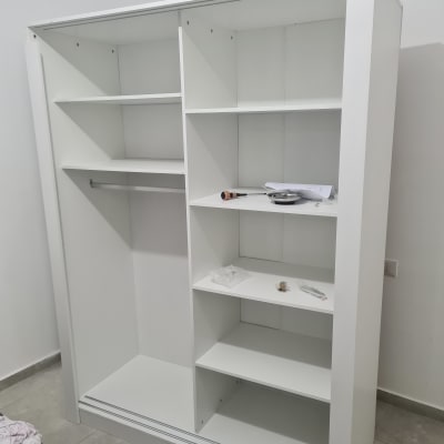 ארון לבן בהרכבה עם מברג וחלקים