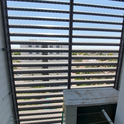 רשת למניעת כניסת יונים על חלון בניין