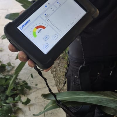 מכשיר מדידה לאיתור נזילות מוחזק ביד