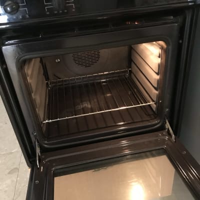 תנור אפייה פתוח עם תצוגת זמן דיגיטלית