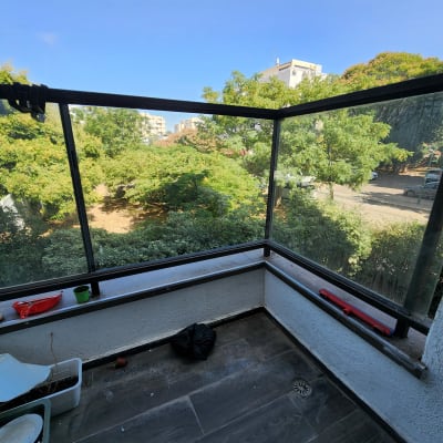 מעקה זכוכית עם מסגרת מתכת במרפסת