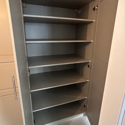 ארון פתוח עם מדפים ריקים