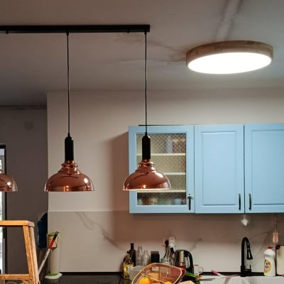 מנורות תלויות במטבח עם ארונות כחולים