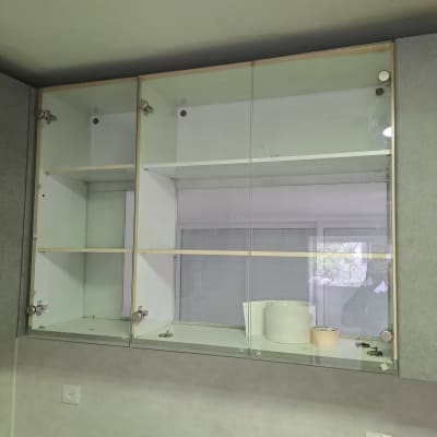 ארונות מטבח עם דלתות זכוכית פתוחות