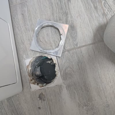 תמונה של חור ברצפה עם חלקי צנרת