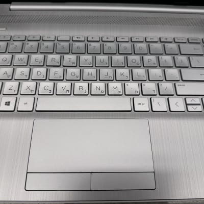 מקלדת מחשב נייד עם מקשים בעברית ואנגלית