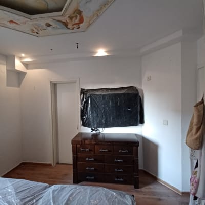 קיר גבס עם חורים קטנים ותקרה מעוטרת