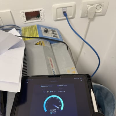 כבל רשת מחובר לשקע קיר עם מד מהירות אינטרנט