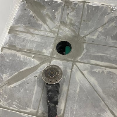 רצפת בטון עם חור וכלי עבודה חשמלי