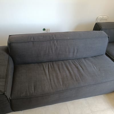 ספה אפורה על רצפת אריחים