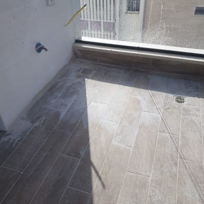 רצפה מלוכלכת עם סימני מים וסבון