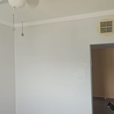 קיר צבוע עם מאוורר תקרה ופתח אוורור