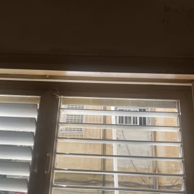 חלון עם תריסים פתוחים, חוטי חשמל חיצוניים