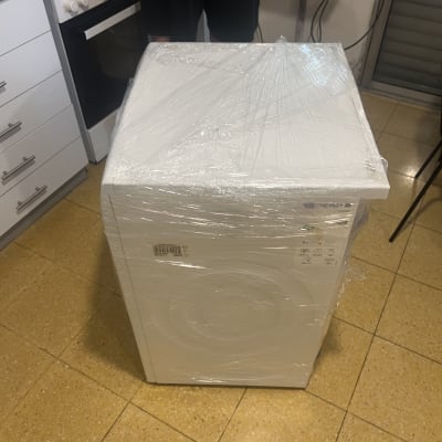 מכונת כביסה עטופה בניילון במטבח