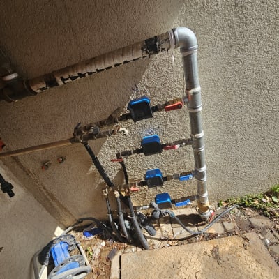 צנרת מים עם ברזים וכלים כחולים