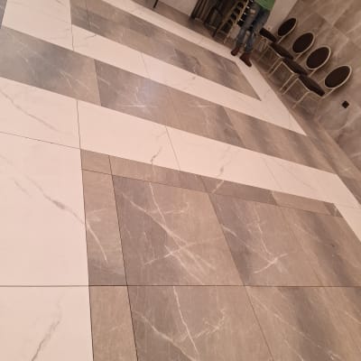 רצפה נקייה עם אריחים גדולים בחדר