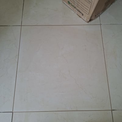 אריחי רצפה וארגז קרטון בפינה