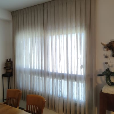 וילון שקוף בהיר על חלון גדול