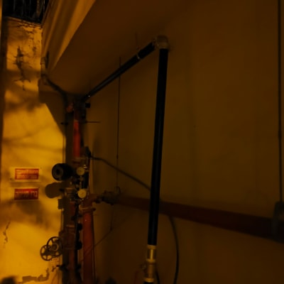 צינור כיבוי אש עם ברזים ומד לחץ