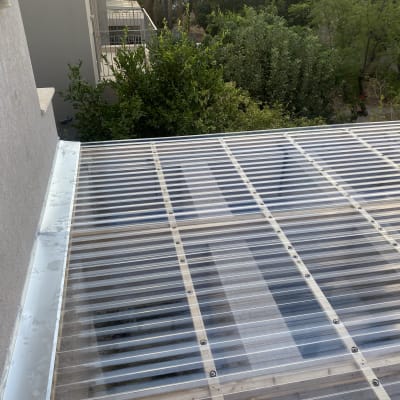 גג פלסטיק שקוף עם קורות עץ תומכות